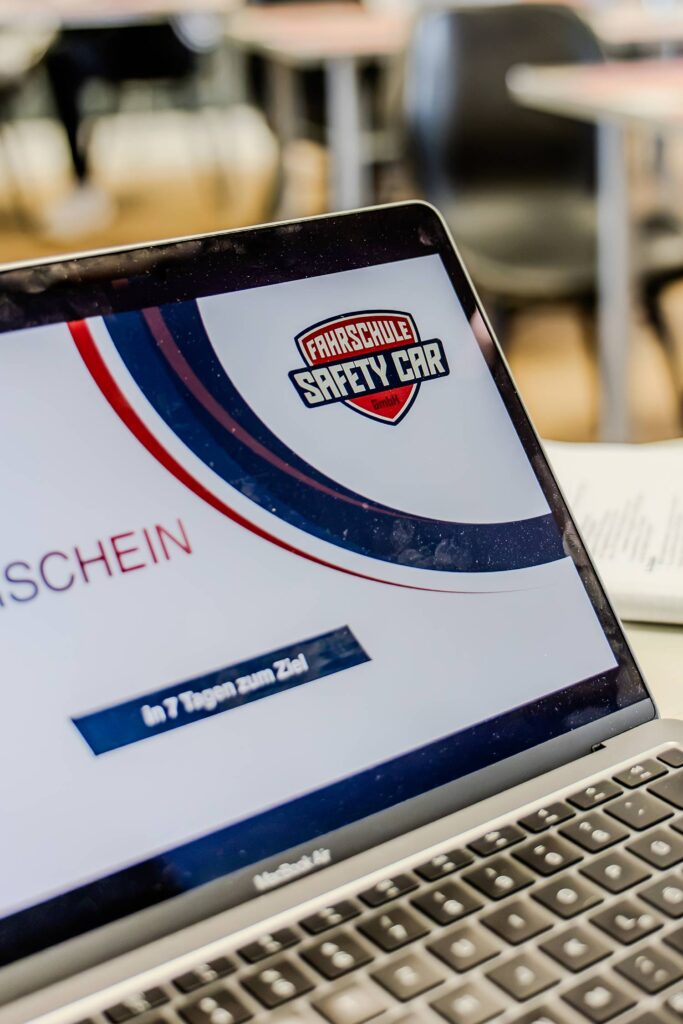 Nahaufnahme eines Laptop Bildschirmes auf, welchem die digitale Lernplattform der Fahrschule zusehen ist.