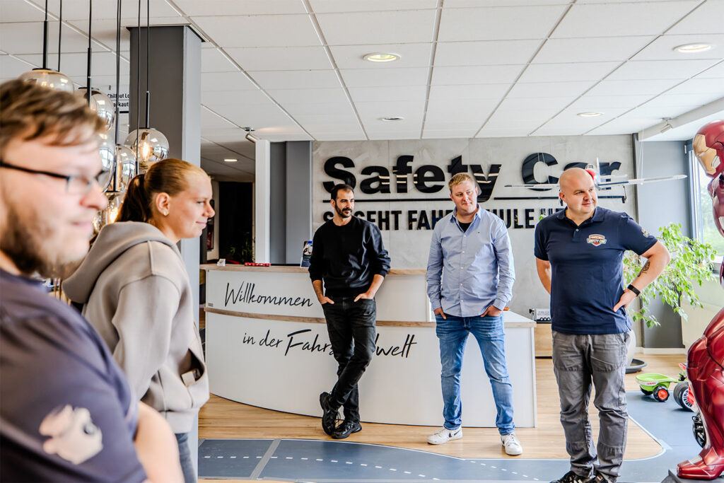 Fahrschüler und der Fahrlehrer Biden einen Stehkreis.