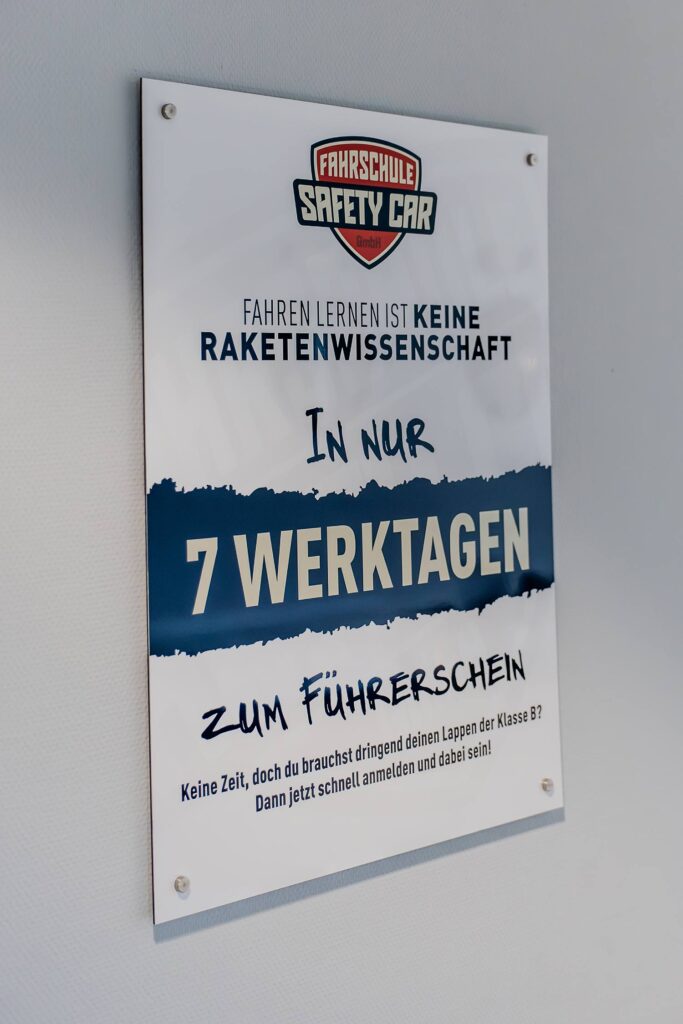 Eine Plakatwerbung zu den 7 Tage Schnellkurs Führerschein.