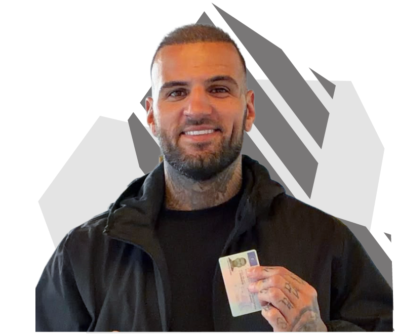 Promi Diogo Sangre mit seinem Führerschein.